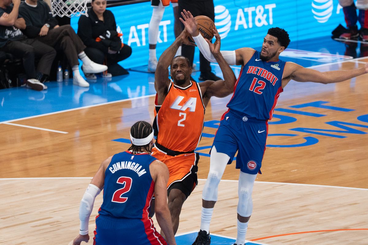 Los Angeles Clippers forward Kawhi Leonard (2) attacks the rim and gets his arm tangled up during an NBA basketball game against the Detroit Pistons, Sunday December 28th, 2025 in Inglewood, California. 