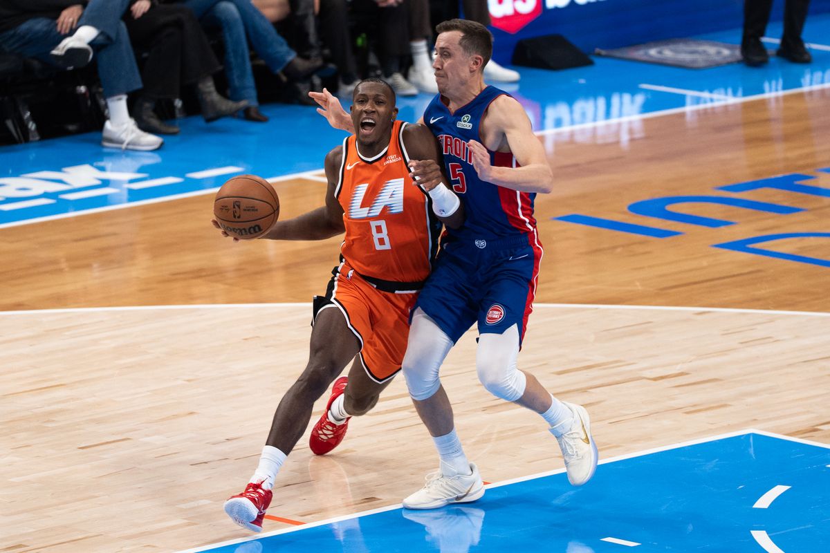 Los Angeles Clippers Guard Kris Dunn (8) attacks his defender on his way for a reverse lay up during an NBA basketball game against the Detroit Pistons, Sunday December 28th, 2025 in Inglewood, California. 