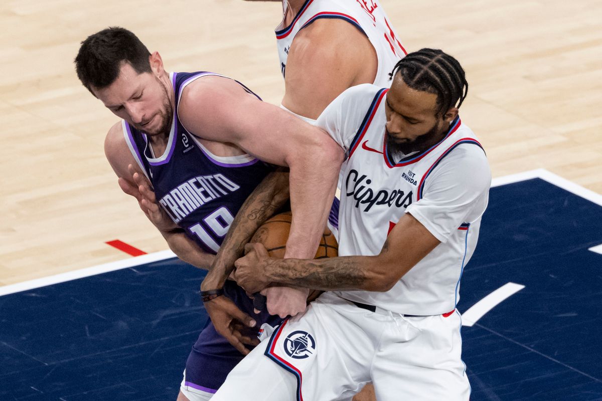 Drew Eubanks #19 of the Sacramento Kings and Derrick Jones Jr. #5 of the LA Clippers fight for the ball during an NBA basketball game, Tuesday December 30, 2025 in Inglewood, Calif.