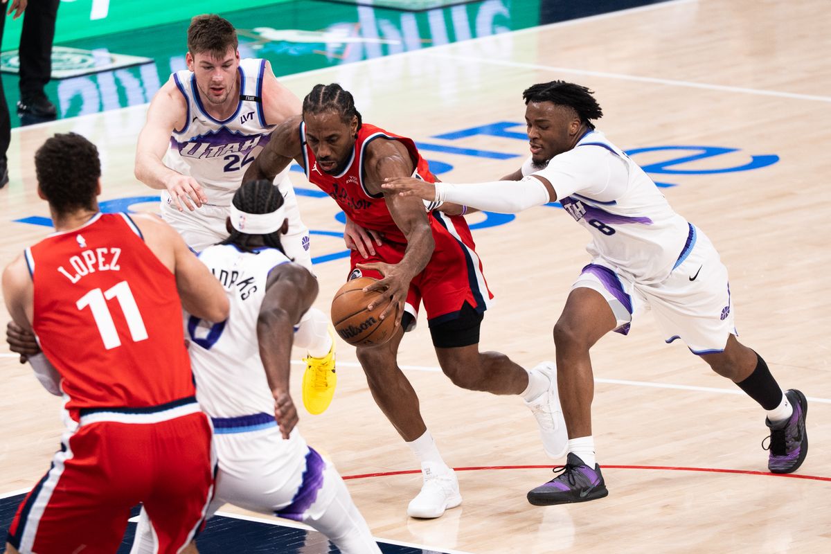 Los Angeles Clippers Forward Kawhi Leonard (2) dribbles through two defenders on his way to the basket during an NBA basketball game against the Utah Jazz, Thursday January 1st, 2026 in Inglewood, California. 