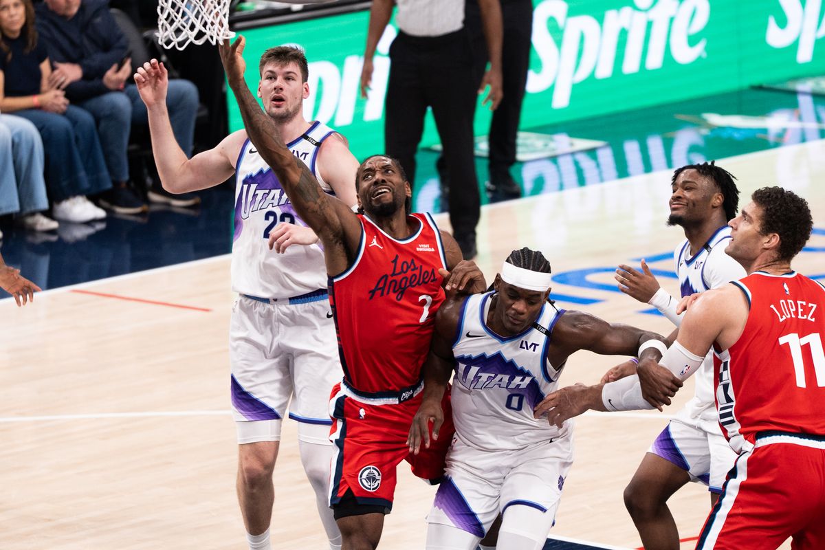Los Angeles Clippers Forward Kawhi Leonard (2) attacks the rim and makes a layup while getting fouled during an NBA basketball game against the Utah Jazz, Thursday January 1st, 2026 in Inglewood, California. 