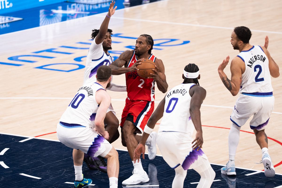 Los Angeles Clippers Forward Kawhi Leonard (2) drives through the lane on three defenders during an NBA basketball game against the Utah Jazz, Thursday January 1st, 2026 in Inglewood, California. 