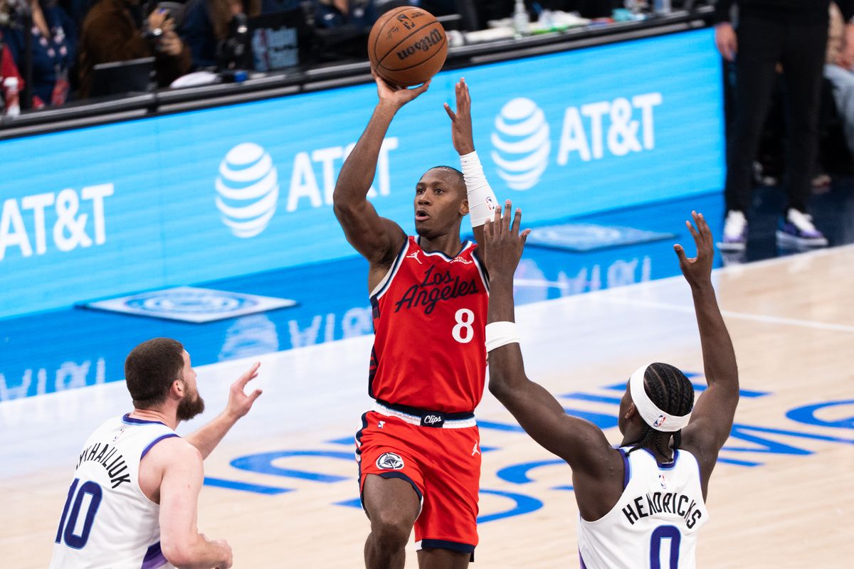 Los Angeles Clippers Guard Kris Dunn (8) shoots and makes a pull up jumper during an NBA basketball game against the Utah Jazz, Thursday January 1st, 2026 in Inglewood, California. 