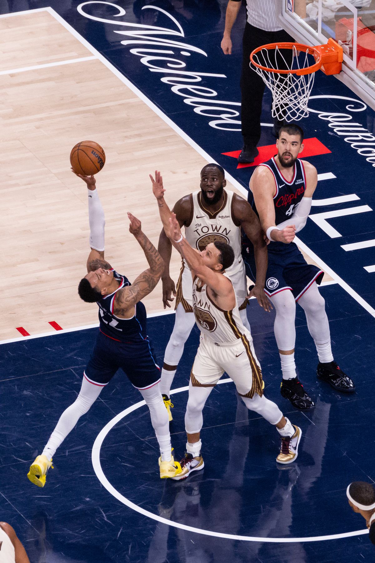 Jordan Miller #22 of the LA Clippers shoots the ball over Stephen Curry #30 of the Golden State Warriors during an NBA basketball game, Monday January 5, 2026 in Inglewood, Calif.