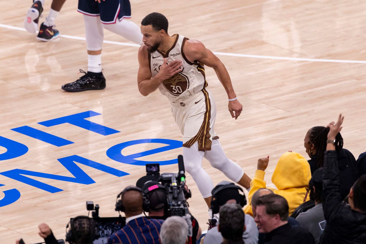 Stephen Curry #30 of the Golden State Warriors celebrates a late three point shot during an NBA basketball game against the LA Clippers, Monday January 5, 2026 in Inglewood, Calif.