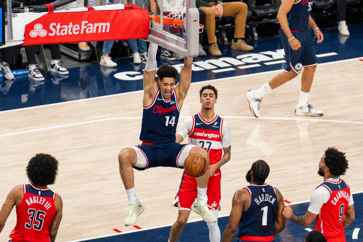 Los Angeles Clippers center Yanic Konan Niederhauser (14) with the emphatic dunk during an NBA basketball game against the Washington Wizards, Wednesday January 14th, 2026 in Los Angeles, California.