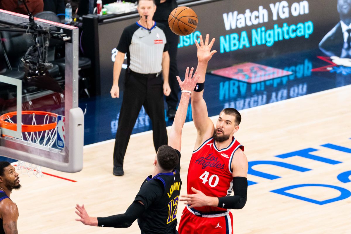 Los Angeles Clippers center Ivica Zubac (40) shoots the ball during an NBA basketball game against the Los Angeles Lakers, Thursday January 22nd, 2026 in Inglewood, California. 