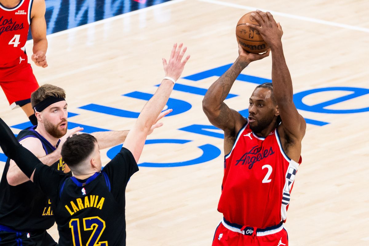 Los Angeles Clippers forward Kawhi Leonard (2) shoots the ball during an NBA basketball game against the Los Angeles Lakers, Thursday January 22nd, 2026 in Inglewood, California. 