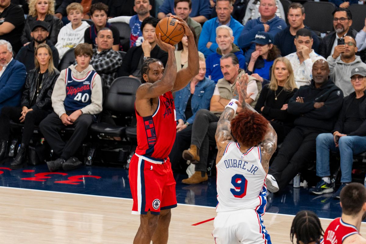 Los Angeles Clippers forward Kawhi Leonard (2) scores the mid range jumper during an NBA basketball game against the Philadelphia 76ers, Monday February 2nd, 2026 in Los Angeles, California.