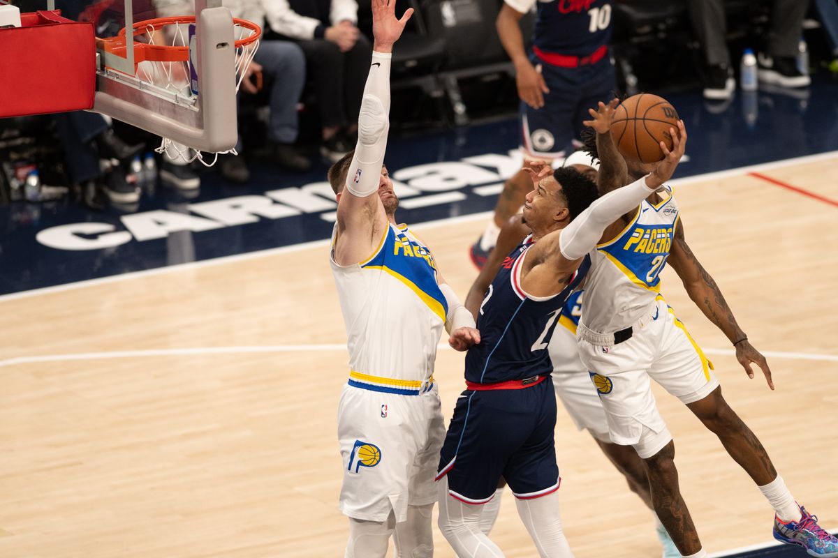 Indiana Pacers guard Jordan Miller (22) attempts a dunk during an NBA game between the Indiana Pacers and the LA Clippers on Wednesday, March 4, 2026 at Intuit Dome in Inglewood Calif