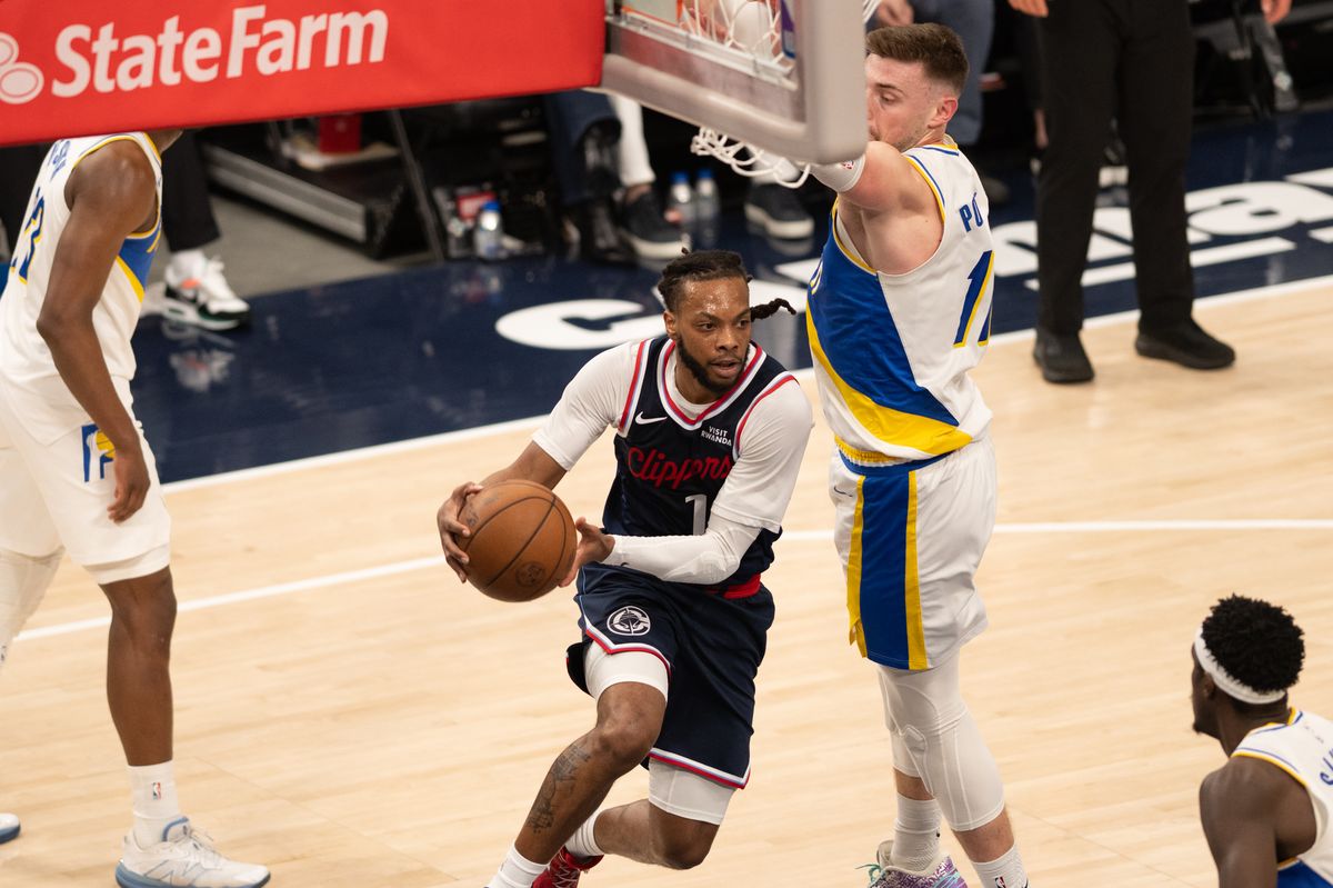 Indiana Pacers guard Darius Garland (10) makes a pass under the rim during an NBA game between the Indiana Pacers and the LA Clippers on Wednesday, March 4, 2026 at Intuit Dome in Inglewood Calif
