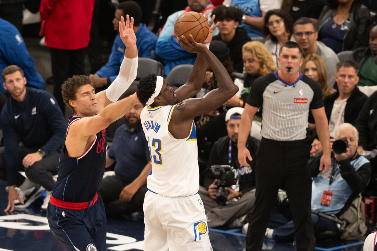 Indiana Pacers forward Pascal Siakam (43) takes a jump shot during an NBA game between the Indiana Pacers and the LA Clippers on Wednesday, March 4, 2026 at Intuit Dome in Inglewood Calif