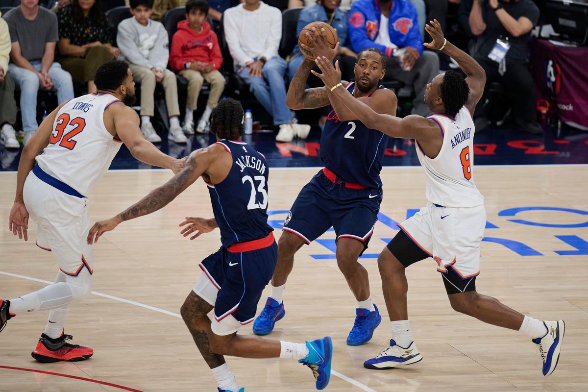 The Los Angeles Clippers forward Kawhi Leonard (2) passes the ball during an NBA game against The New York Knicks, March 9th, 2026 in Inglewood, California.