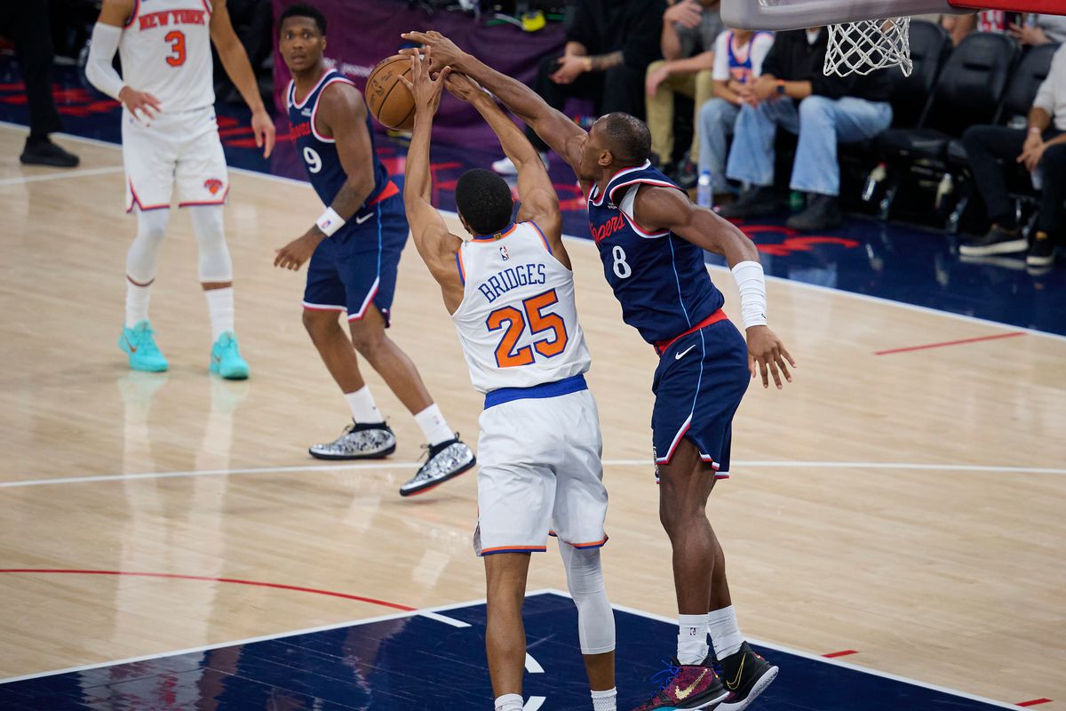 The Los Angeles Clippers guard Kris Dunn (8) block a pass during an NBA game against The New York Knicks, March 9th, 2026 in Inglewood, California.