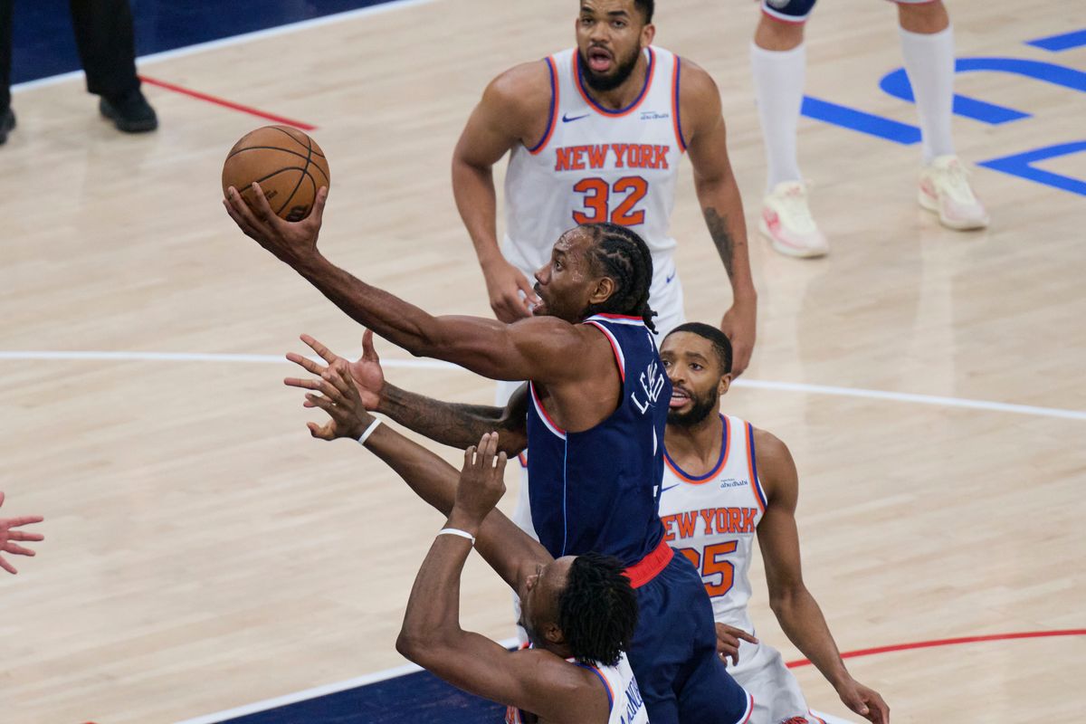 The Los Angeles Clippers forward Kawhi Leonard (2) drives to the basket during an NBA game against The New York Knicks, March 9th, 2026 in Inglewood, California.