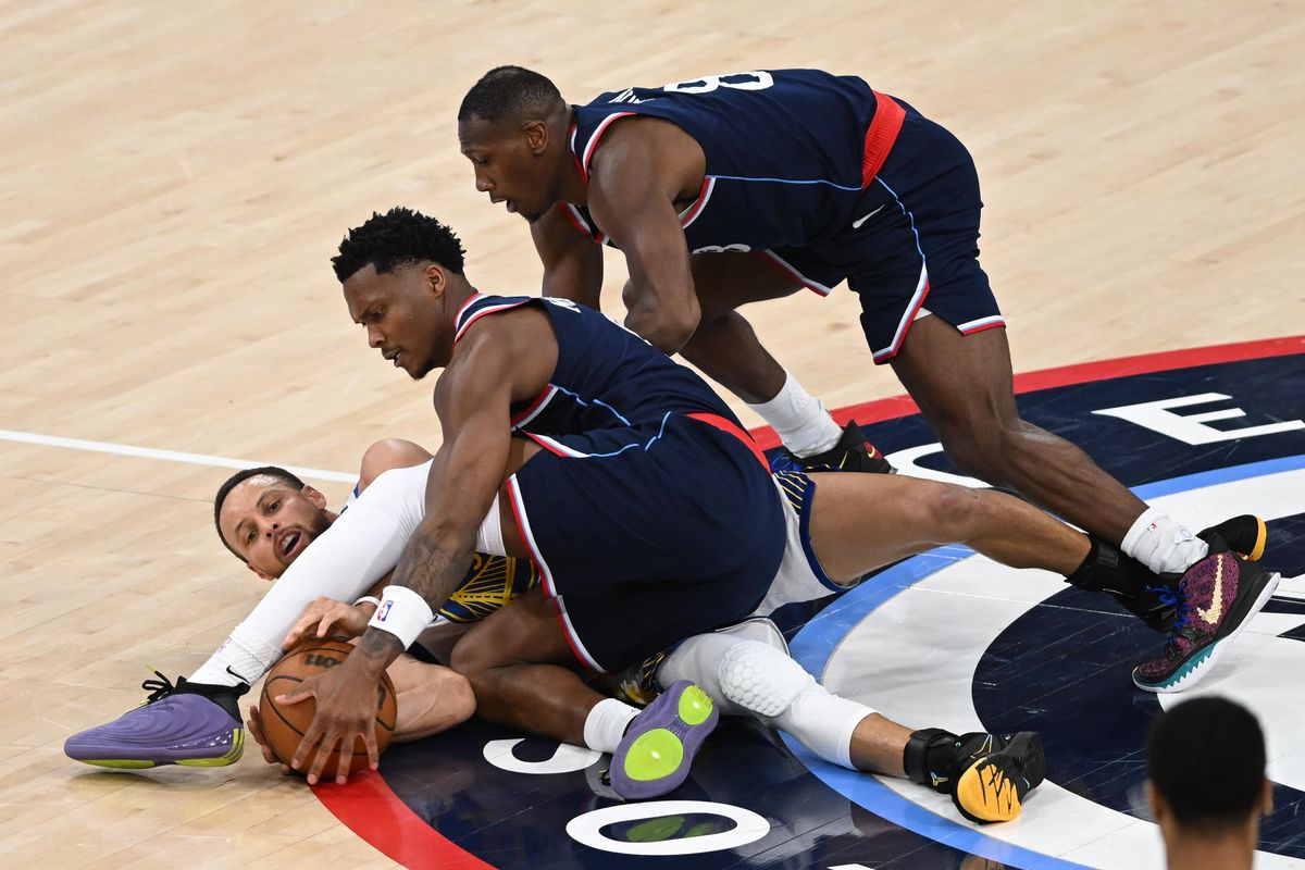 Golden State Warriors guard Steph Curry (30) battles for possession during a game between the Los Angeles Clippers and Golden State Warriors on Wednesday, April 15, 2026 at Intuit Dome in Inglewood Calif Golden State Warriors guard Steph Curry (30) battles for possession during a game between the Los Angeles Clippers and Golden State Warriors on Wednesday, April 15, 2026 at Intuit Dome in Inglewood Calif