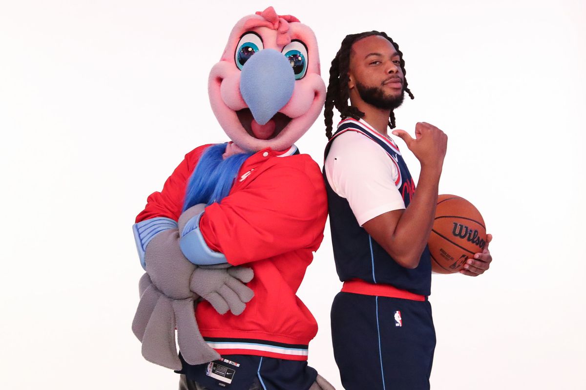 LA Clippers point guard Darius Garland (10) poses with Clippers mascot Chuck during Media Day at The Intuit Dome on September 28, 2026 in Inglewood, Calif. LA Clippers point guard Darius Garland (10) poses with Clippers mascot Chuck during Media Day at The Intuit Dome on September 28, 2026 in Inglewood, Calif.