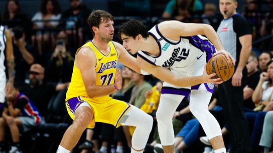 Lakers new identity arrives with both hands around your neck in preseason win taken at Golden 1 Center (NBA). Photo by Sergio Estrada-Imagn Images