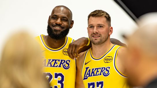 lebron sign with lakers