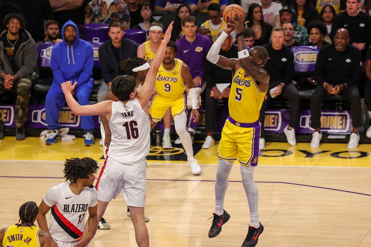#5 Deandre Ayton shoots a jumpshot during an NBA game against the Portland Trailblazers on October 27, 2025 in Los Angeles, CA.