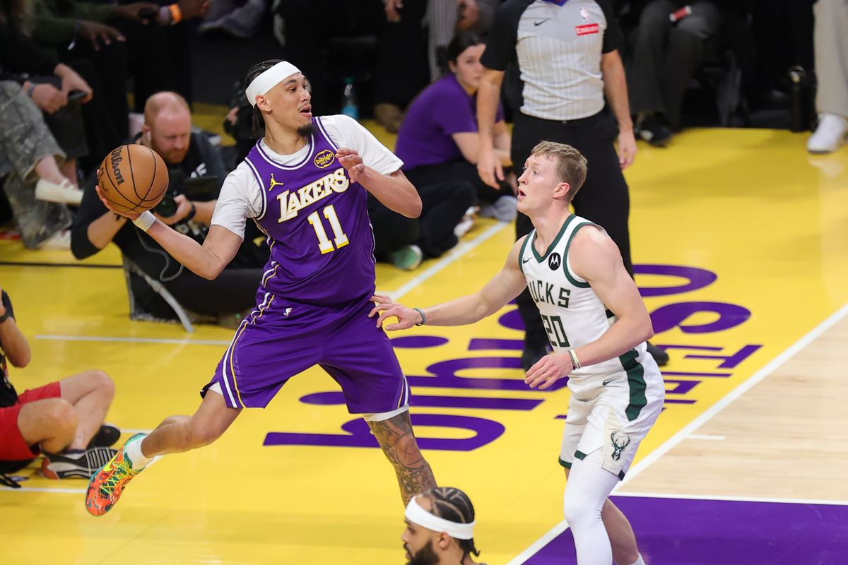 Los Angeles Lakers C Jaxson Hayes (11) looks to pass the basketbakk during an NBA game against the Milwaukee Bucks on January 9, 2026 in Los Angeles, CA.