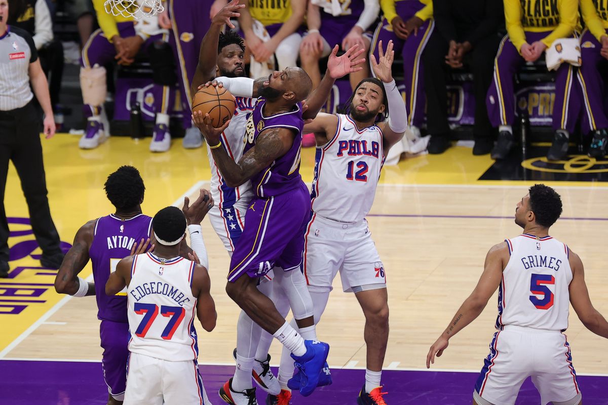 Los Ángeles Lakers forward LeBron James (23) attacks the basket during an NBA game against the Philadelphia 76ers on February 5, 2026.