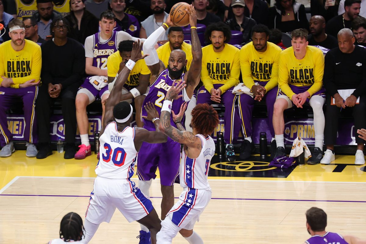Los Ángeles Lakers forward LeBron James (23) passes the basketball during an NBA game against the Philadelphia 76ers on February 5, 2026.
