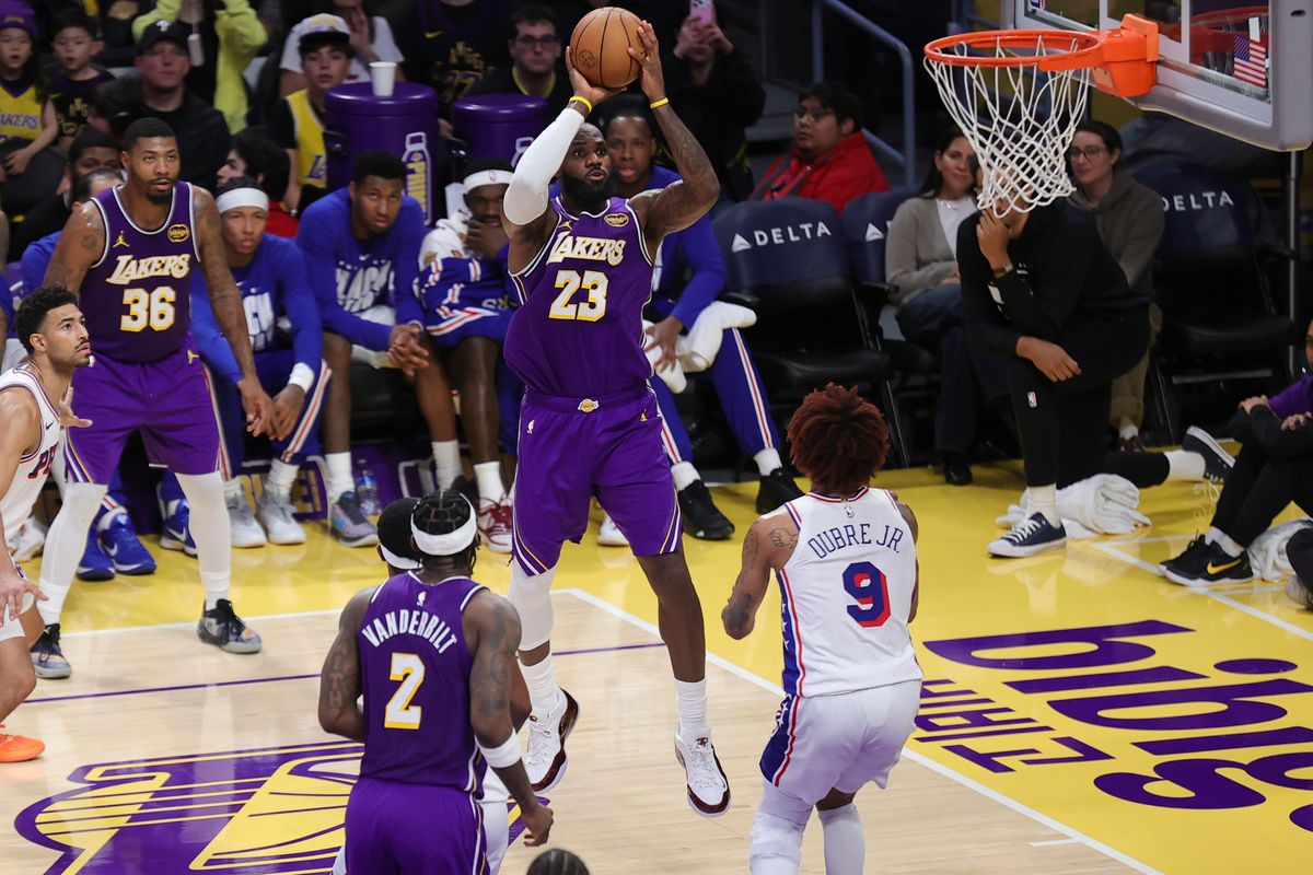Los Ángeles Lakers forward LeBron James (23) shoots the basketball during an NBA game against the Philadelphia 76ers on February 5, 2026.