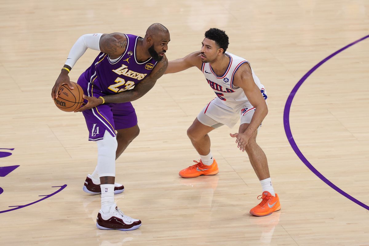 Los Ángeles Lakers forward LeBron James (23) surveys the floor during an NBA game against the Philadelphia 76ers on February 5, 2026.