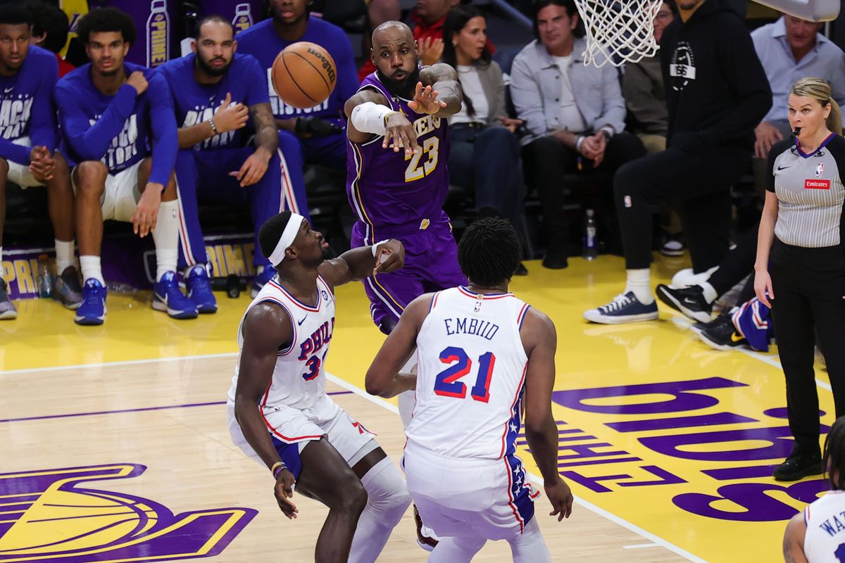 Los Ángeles Lakers forward LeBron James (23) passes the basketball during an NBA game against the Philadelphia 76ers on February 5, 2026.