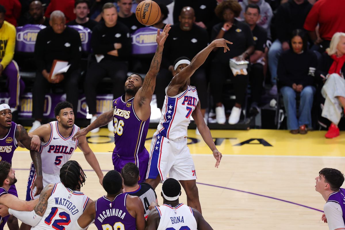 Los Ángeles Lakers guard Marcus Smart (36) and Philadelphia 76ers guard VJ Edgecombe (77) battle for a jump ball during an NBA game on February 5, 2026 in Los Angeles, CA.