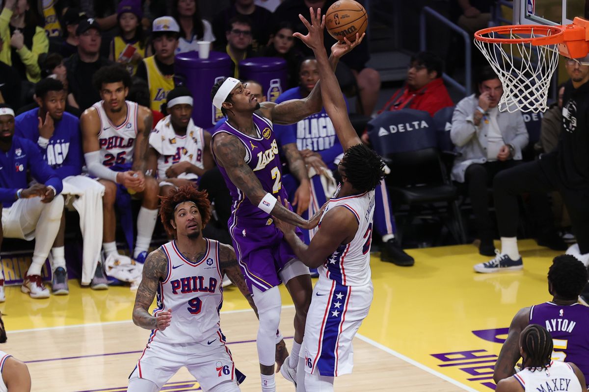 Los Ángeles Lakers forward Jarred Vanderbilt (2) attempts a lay up during an NBA game against the Philadelphia 76ers on February 5, 2026.