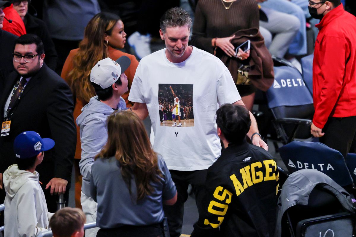 Former Los Angeles Lakers player Pau Gasol greets fans before an NBA basketball game between the Los Angeles Lakers and Oklahoma City Thunder, Tuesday April 7, 2026 in Los Angeles, Calif. Former Los Angeles Lakers player Pau Gasol greets fans before an NBA basketball game between the Los Angeles Lakers and Oklahoma City Thunder, Tuesday April 7, 2026 in Los Angeles, Calif.