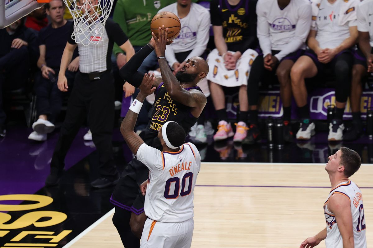Los Angeles Lakers forward LeBron James (23) shoots the basketball during an NBA game against the Phoenix Suns on April 10, 2026 in Los Angeles, CA.