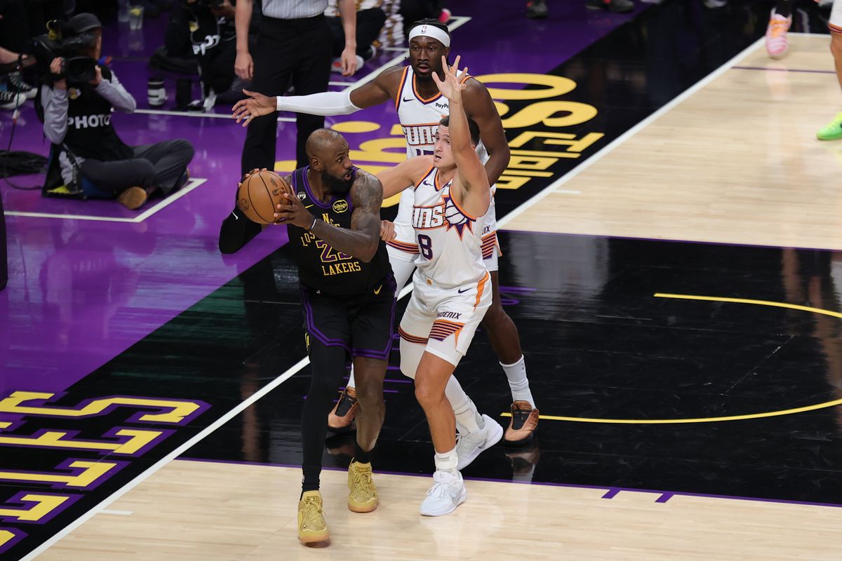 Los Angeles Lakers forward LeBron James (23) looks for an open teammate during an NBA game against the Phoenix Suns on April 10, 2026 in Los Angeles, CA.