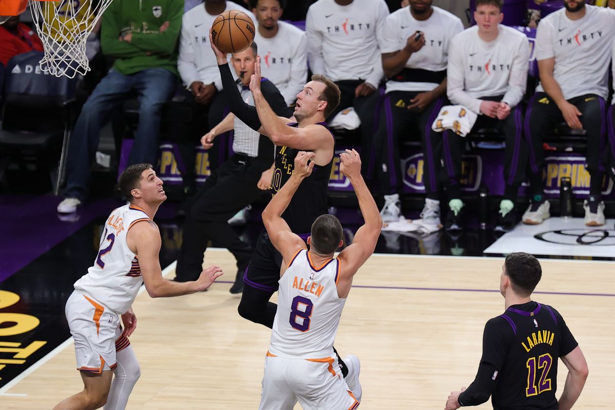 Los Angeles Lakers guard Luke Kennard (10) attempts a lay up during an NBA game against the Phoenix Suns on April 10, 2026 in Los Angeles, CA.