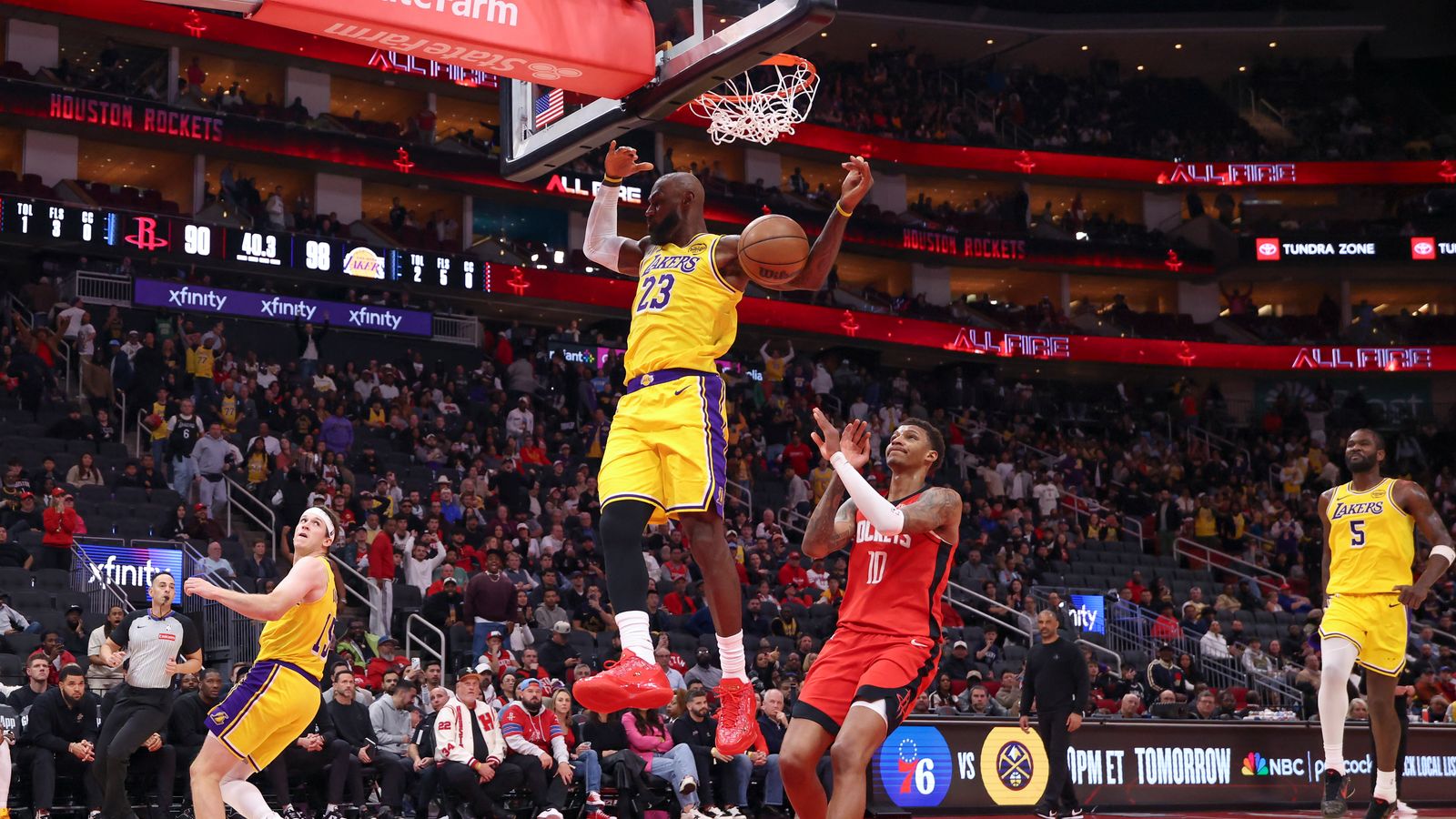 Lakers finish strong in gritty road win over Rockets, win sixth straight