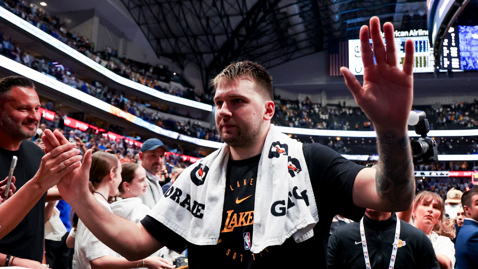 Luka Dončić drops 45 points in emotional return to Dallas