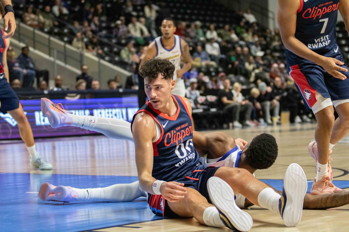 SD Clippers forward Taylor Funk (00) on the floor during a G-League basketball game between the Santa Cruz Warriors and the San Diego Clippers Sunday, Dec. 14, 2025 at Frontwave Arena in Oceanside, CA. 