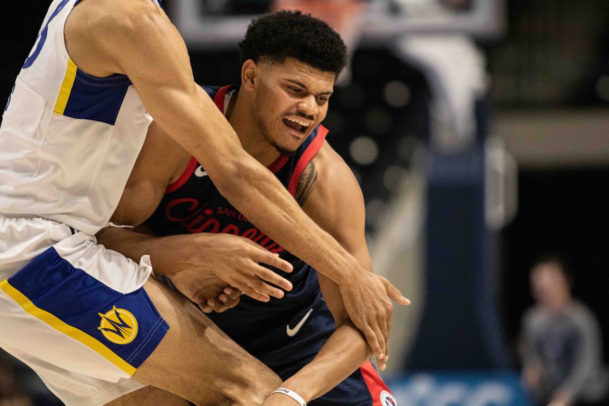 SD Clippers guard RayJ Dennis (7) drives against defense during a G-League basketball game between the Santa Cruz Warriors and the San Diego Clippers Sunday, Dec. 14, 2025 at Frontwave Arena in Oceanside, CA. 