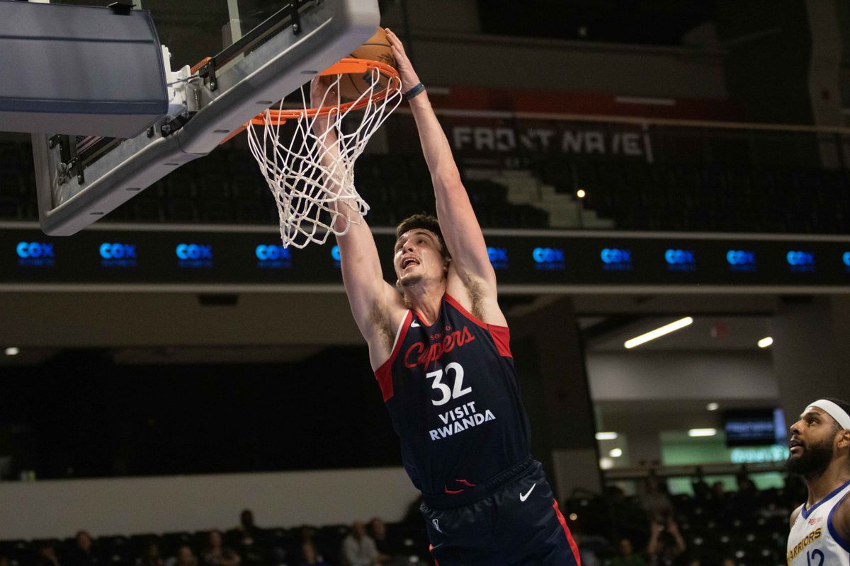 SD Clippers forward Zach Freemantle (32) dunks during a G-League basketball game between the Santa Cruz Warriors and the San Diego Clippers Sunday, Dec. 14, 2025 at Frontwave Arena in Oceanside, CA. 