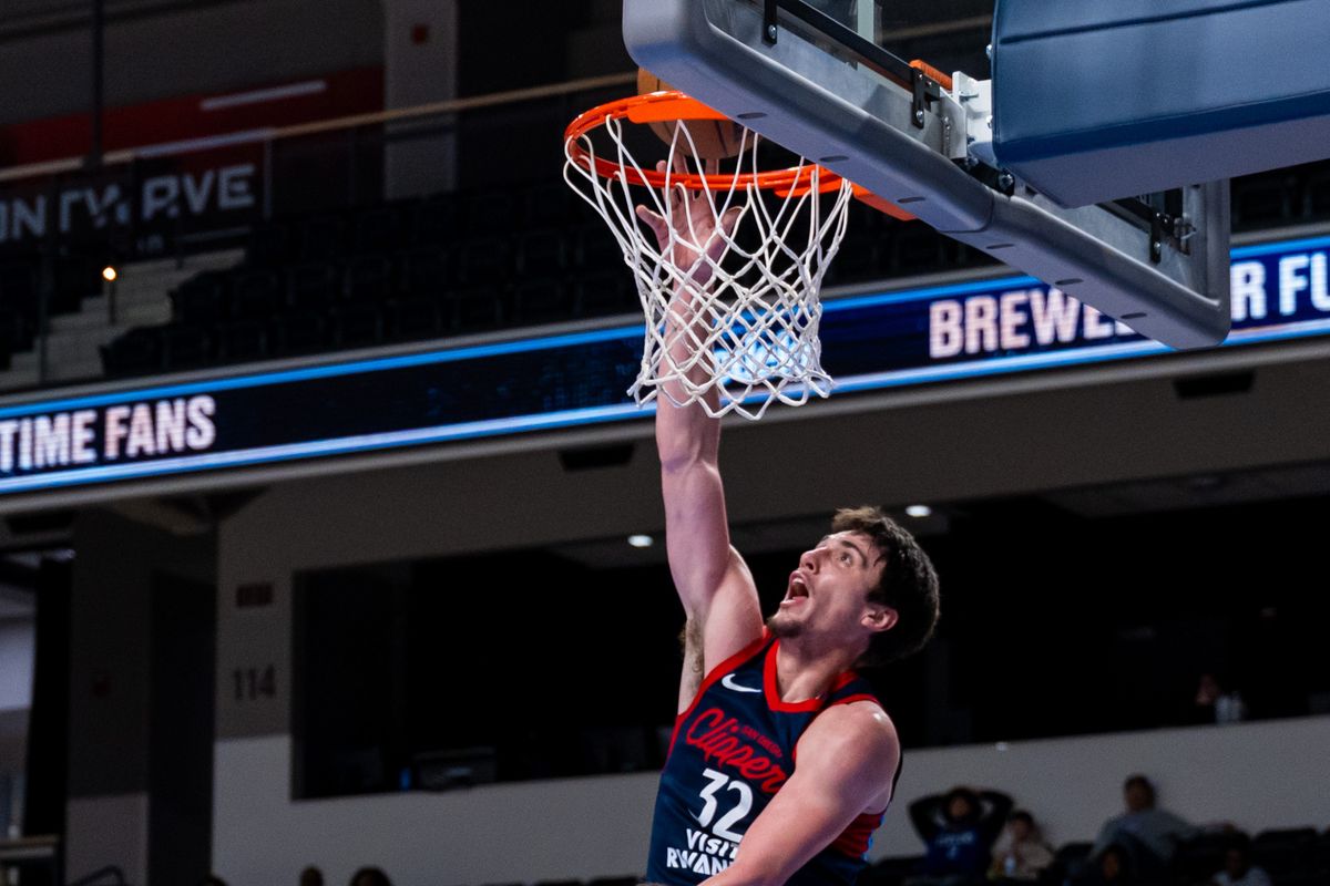 San Diego Clippers forward Zach Freemantle (32) scores during a G League Basketball game between Sioux Falls and San Diego, Saturday December 27, 2025 at Frontwave Arena in Oceanside, Calif.