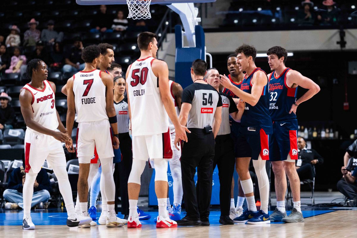 Players react to Sioux Falls center Vladislav Goldin (50) shoving San Diego Clippers forward Taylor Funk (00) after a play during a NBA G League Basketball game between Sioux Falls and San Diego, Sunday December 28, 2025 at Frontwave Arena in Oceanside, Calif.