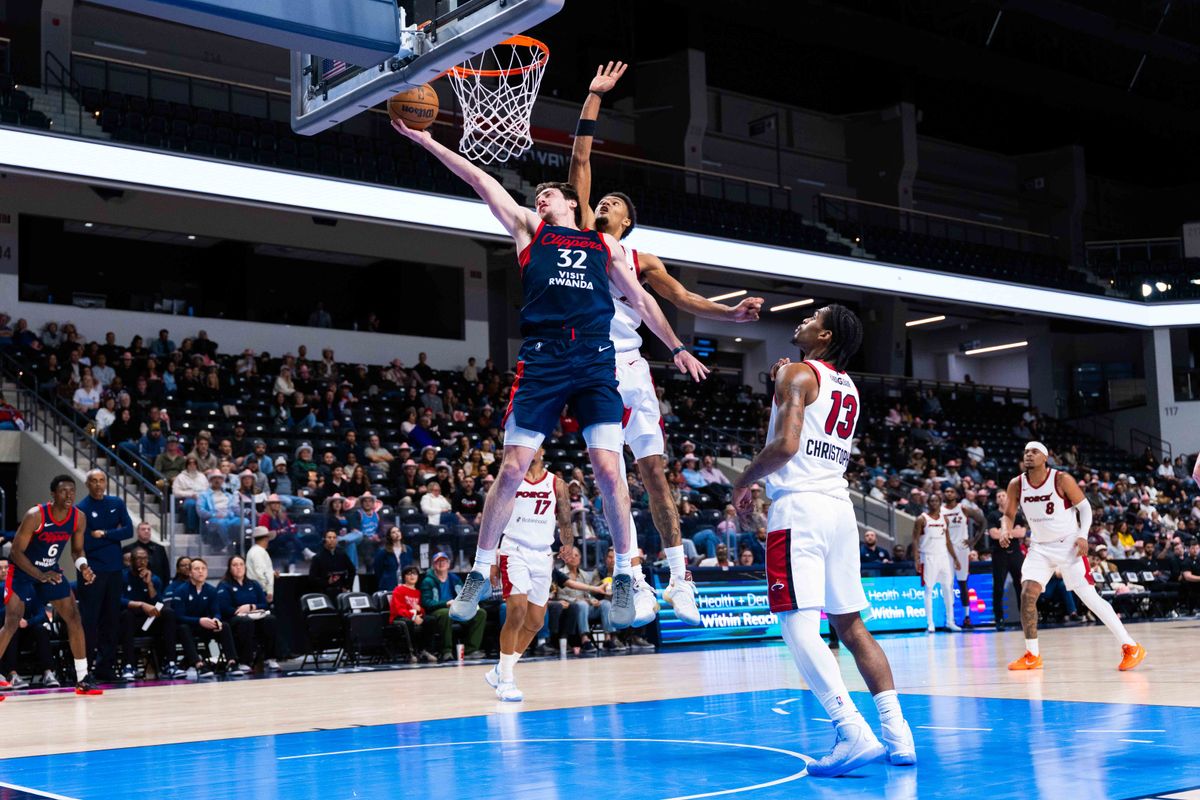 San Diego Clippers forward Zach Freemantle (32) attempts a layup during a NBA G League Basketball game between Sioux Falls and San Diego, Sunday December 28, 2025 at Frontwave Arena in Oceanside, Calif.