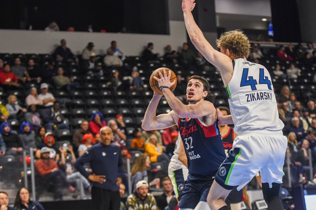 San Diego Clippers  Zach Freemantle (32) maneuvers to shot during an G-League basketball  game against  Iowa Wolves Friday January 9, 2026 in Oceanside, California.