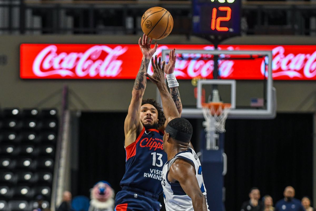 San Diego Clippers  Jaelen House (13) shoots over the Iowa defender during an G-League basketball  game against  Iowa Wolves Friday January 9, 2026 in Oceanside, California.