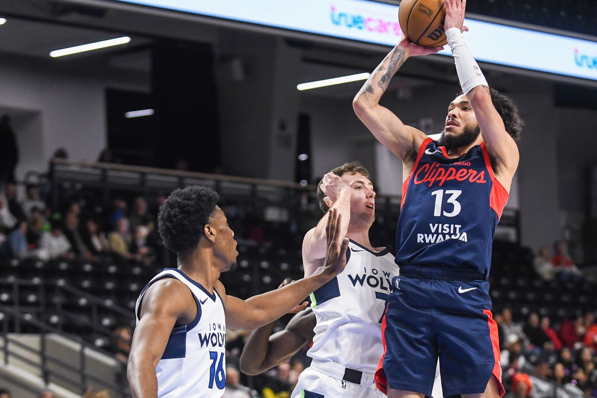 San Diego Clippers  Jaelen House (13) takes a shot during an G-League basketball  game against  Iowa Wolves Friday January 9, 2026 in Oceanside, California.