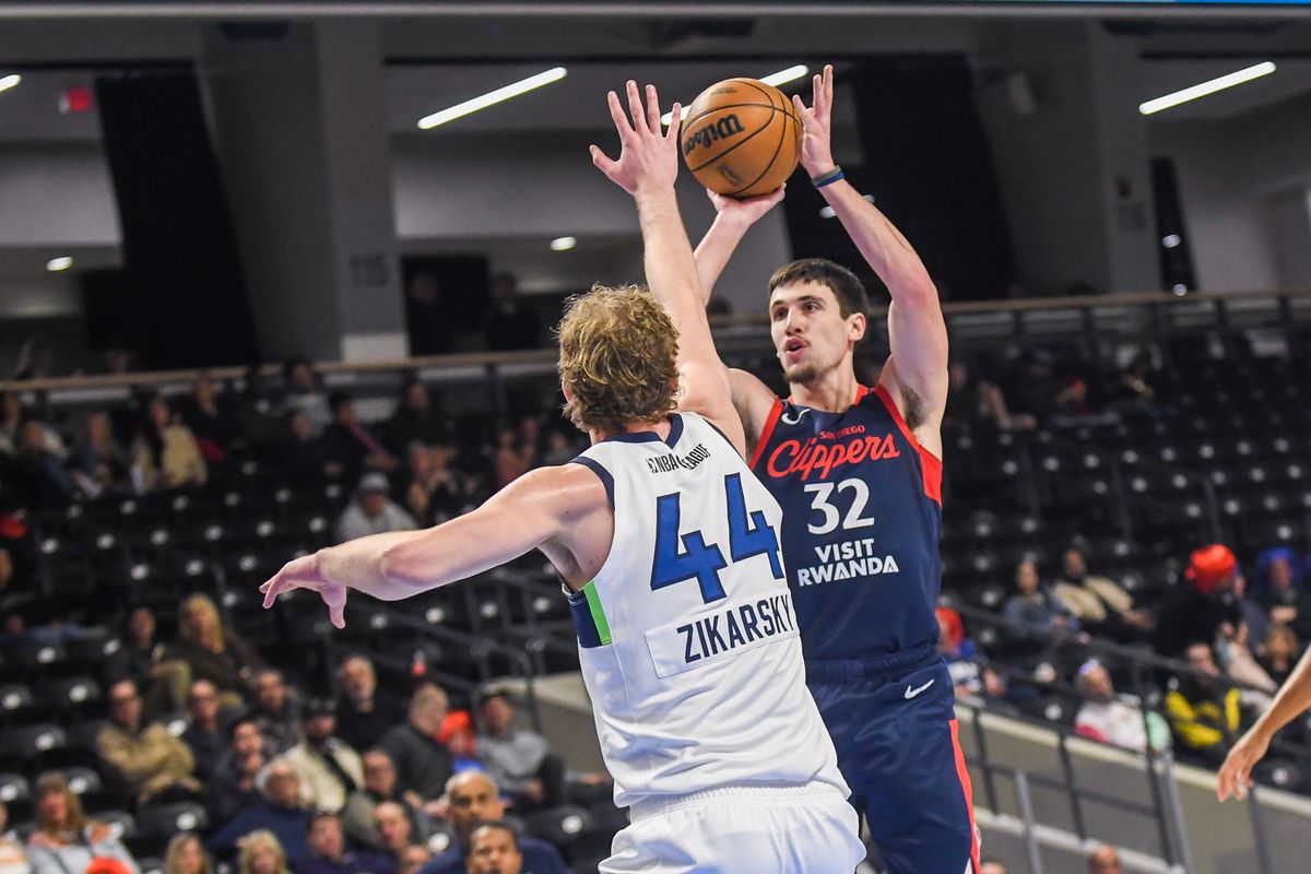 San Diego Clippers  Zach Freemantle (32)shoots over an Wolves Player during an G-League basketball  game against  Iowa Friday January 9, 2026 in Oceanside, California.