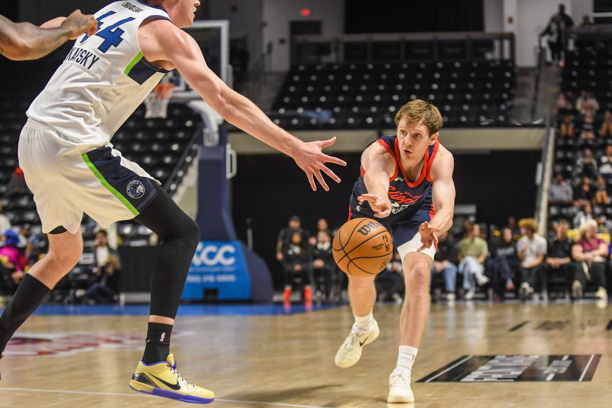 San Diego Clippers  Matt Allocco (27) passing the ball during an G-League basketball  game against  the Iowa Wolves Friday January 9, 2026 in Oceanside, California.