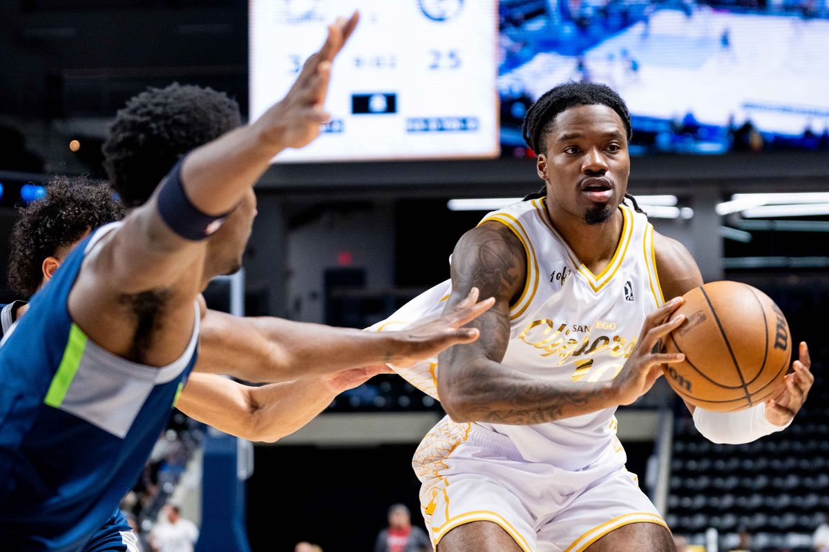 San Diego Clippers guard Jahmyl Telfort (19) passes during an NBA G League Basketball game between Iowa and San Diego, Saturday January 10, 2026 at Frontwave Arena in Oceanside, Calif.